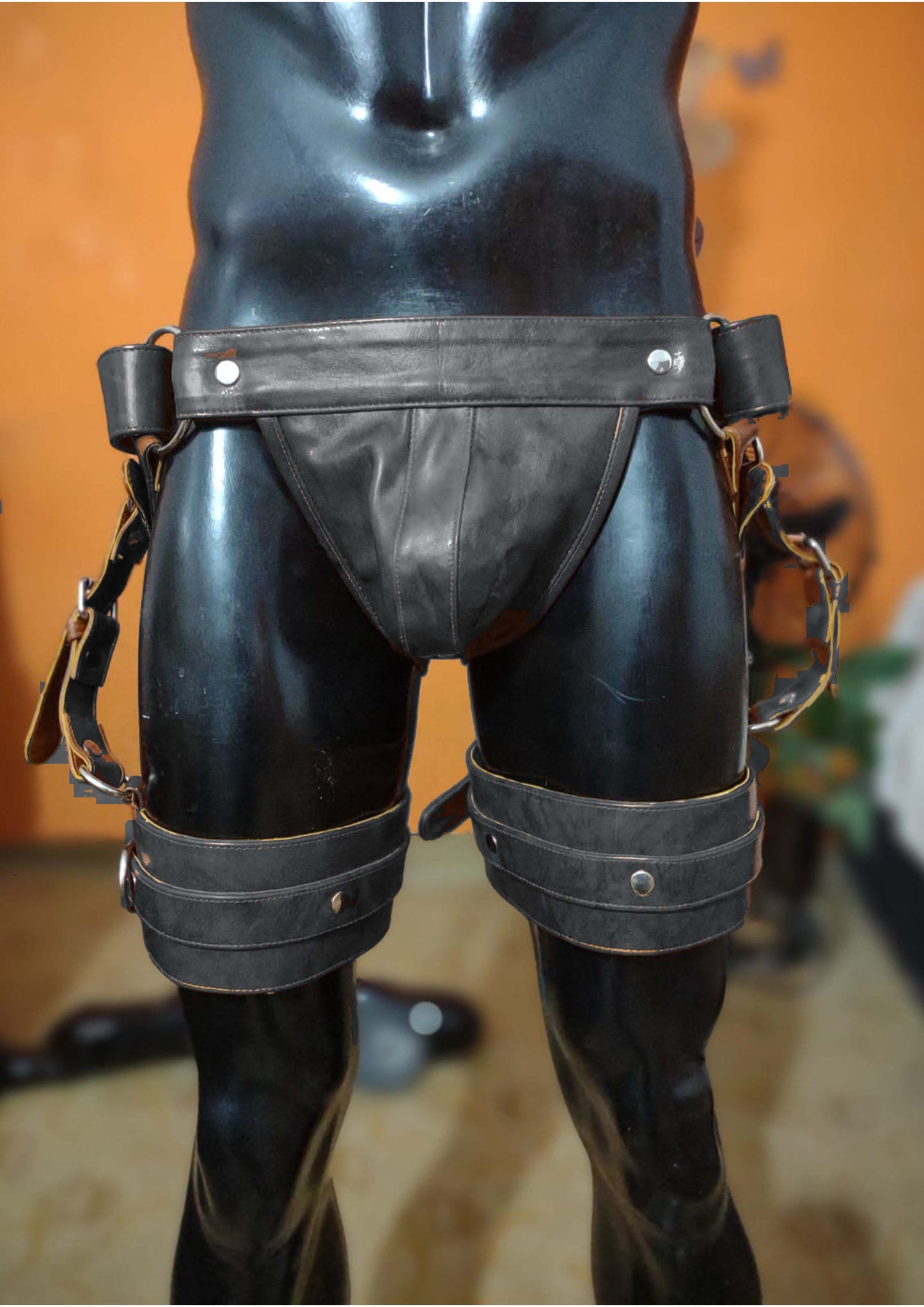 LEATHER LEG GARTERS IN COW HIDE