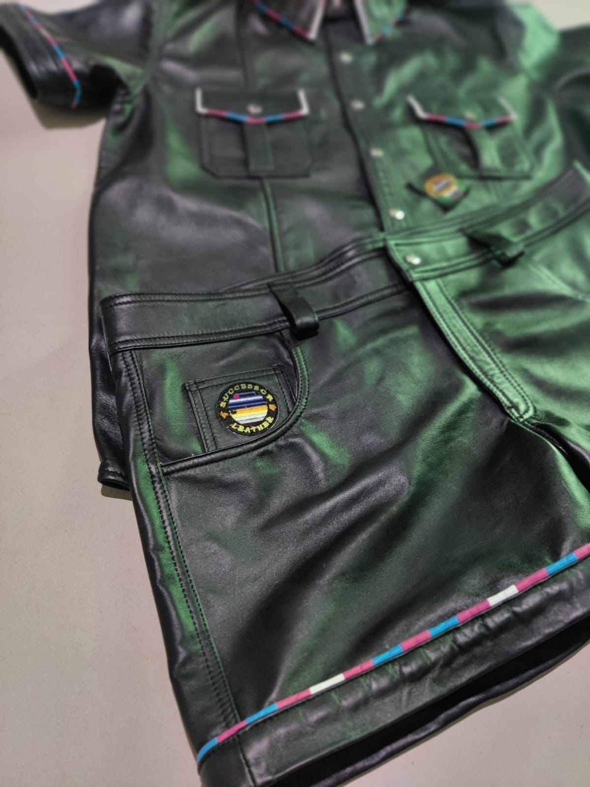 SUCCESSOR LEATHER BLACK SET WITH TRANS PIPING.