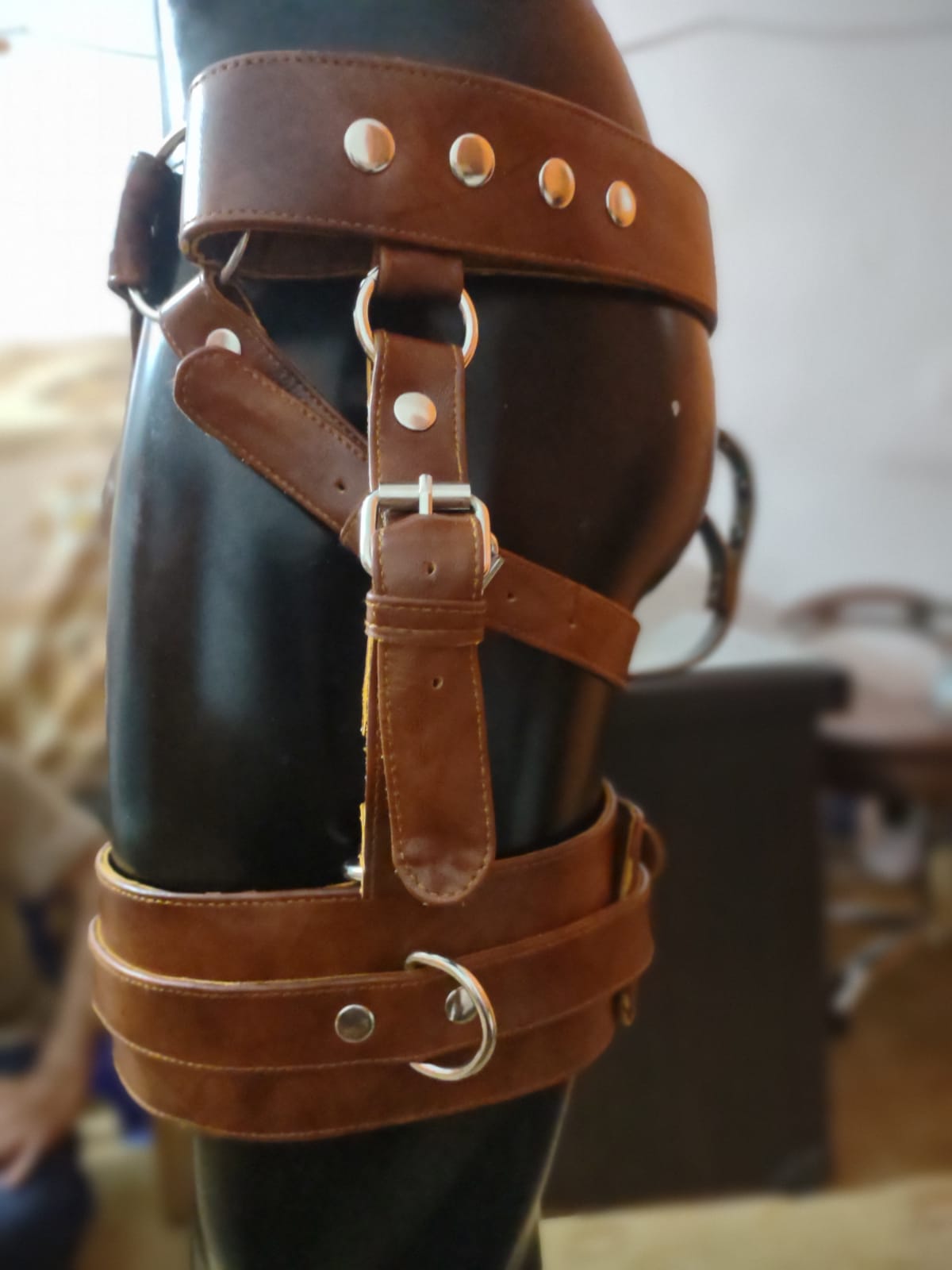 LEATHER LEG GARTERS IN COW HIDE