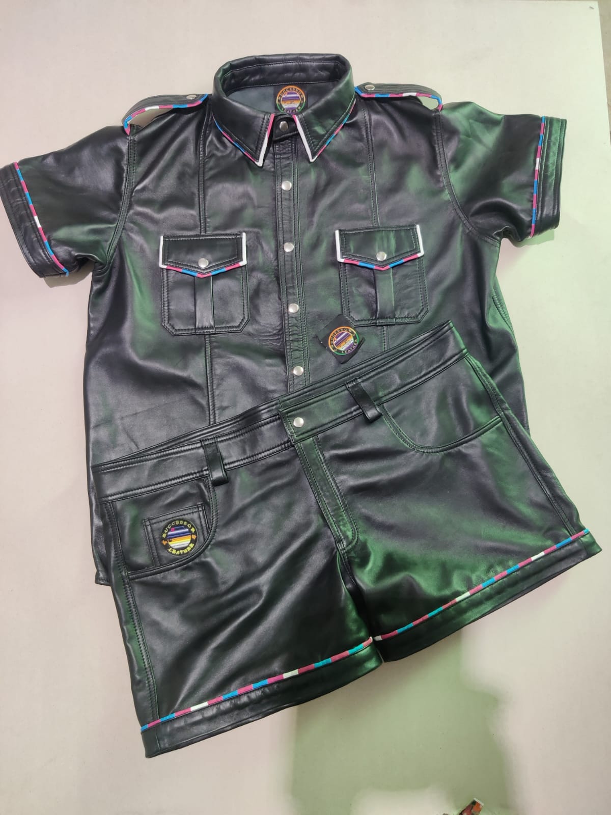 SUCCESSOR LEATHER BLACK SET WITH TRANS PIPING.