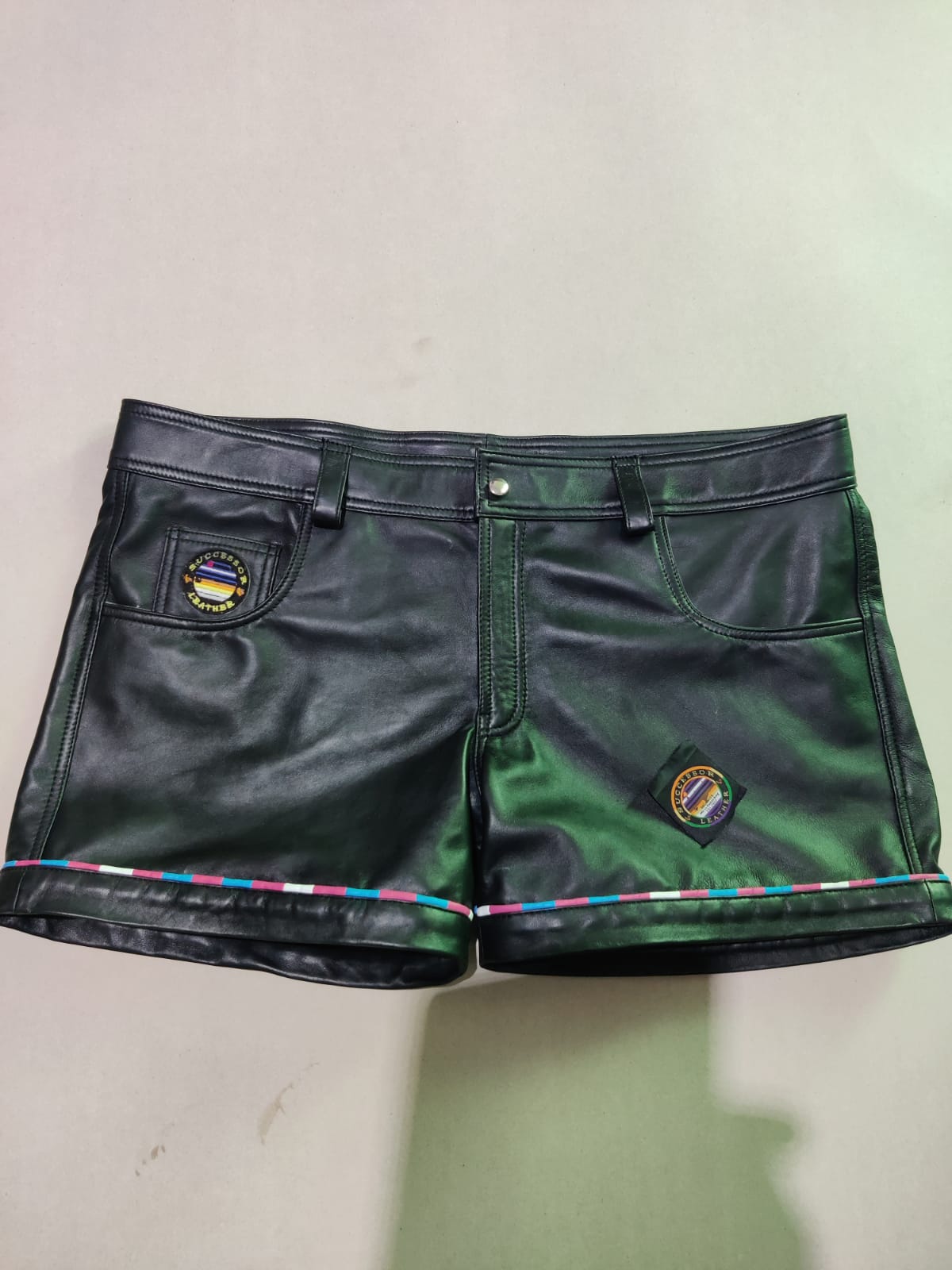 SUCCESSOR LEATHER BLACK SET WITH TRANS PIPING.