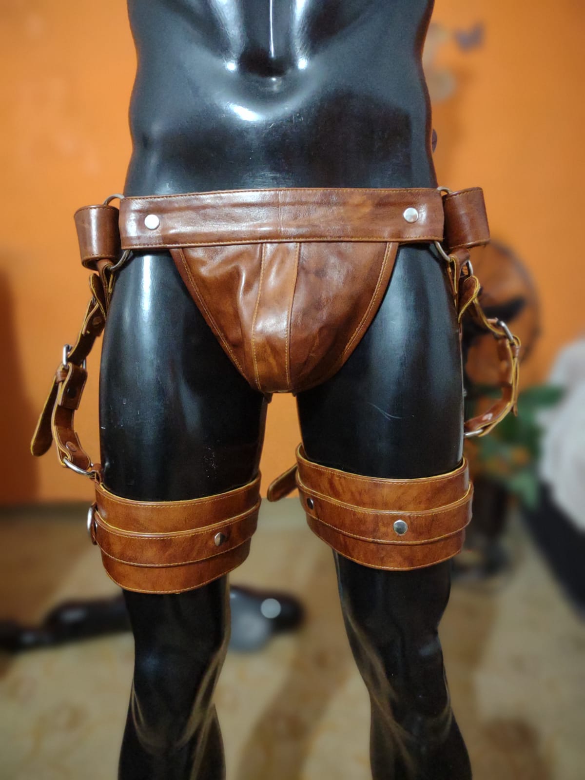 LEATHER LEG GARTERS IN COW HIDE